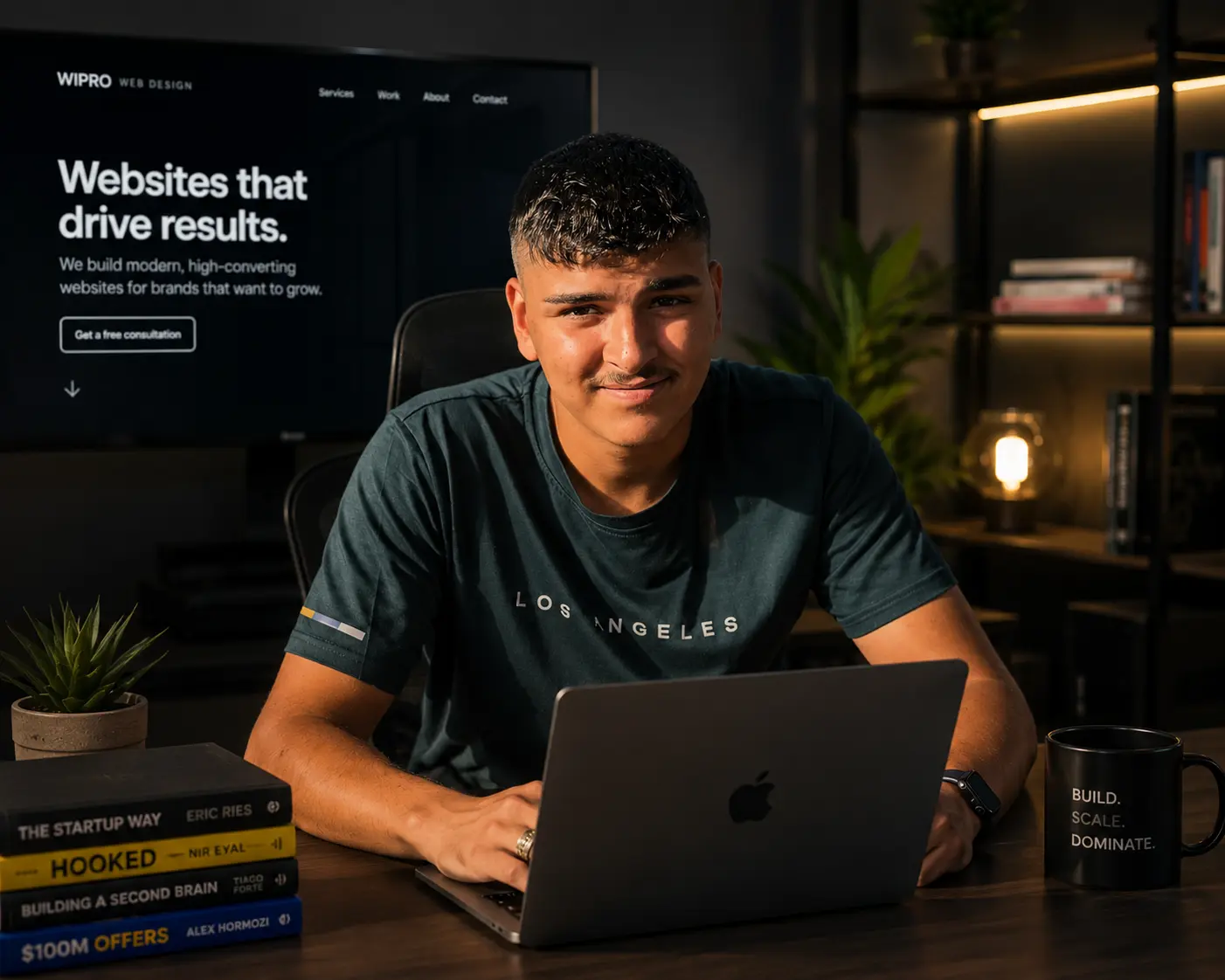 Leeshy Wettstein, Gründer der LuxWare GmbH, an seinem Arbeitsplatz